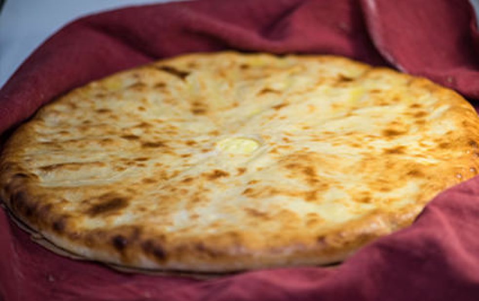Национальный осетинский пирог с луком и сыром