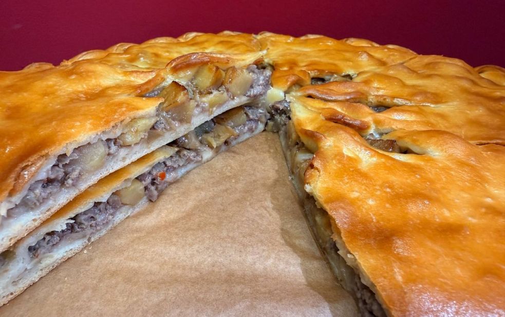 Пирог с начинкой из картофеля, мяса и лука