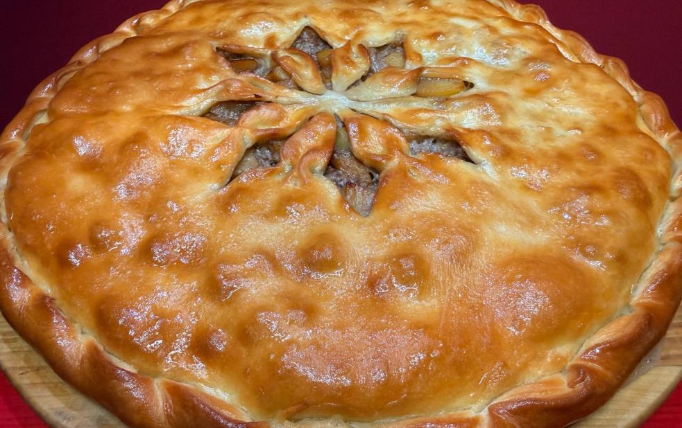 Пирог с начинкой из картофеля, курицы и сыра