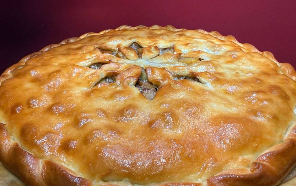 Пирог с начинкой из картофеля, мяса, сыра